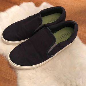 Men’s navy crocs
